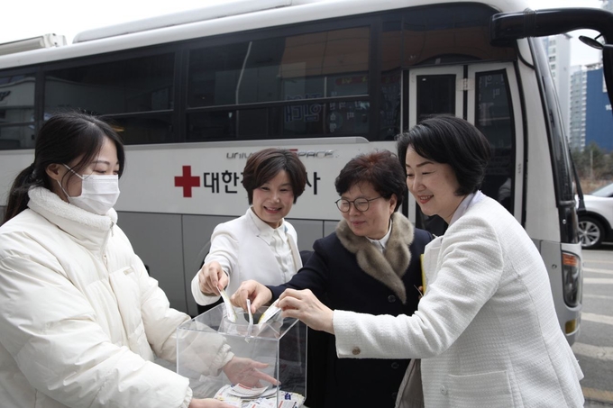 위아원 서울경기동부지역연합회 구리지부 회원들이 헌혈 후 헌혈 증서를 모으고 있다. (사진=위아원 제공)