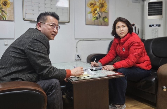 전지현(오른쪽) 국민의힘 구리시 예비후보가 백현종 경기도의원을 만나 구리시 주요 현안 등을 논의하고 있다. (사진=전현희 예비후보 측 제공)