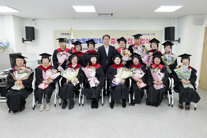 이동환 고양시장(뒷줄 왼쪽 네 번째)이 1회 높빛희망학교 중학과정 졸업생들과 기념 촬영을 하고 있다. (사진=고양시 제공)