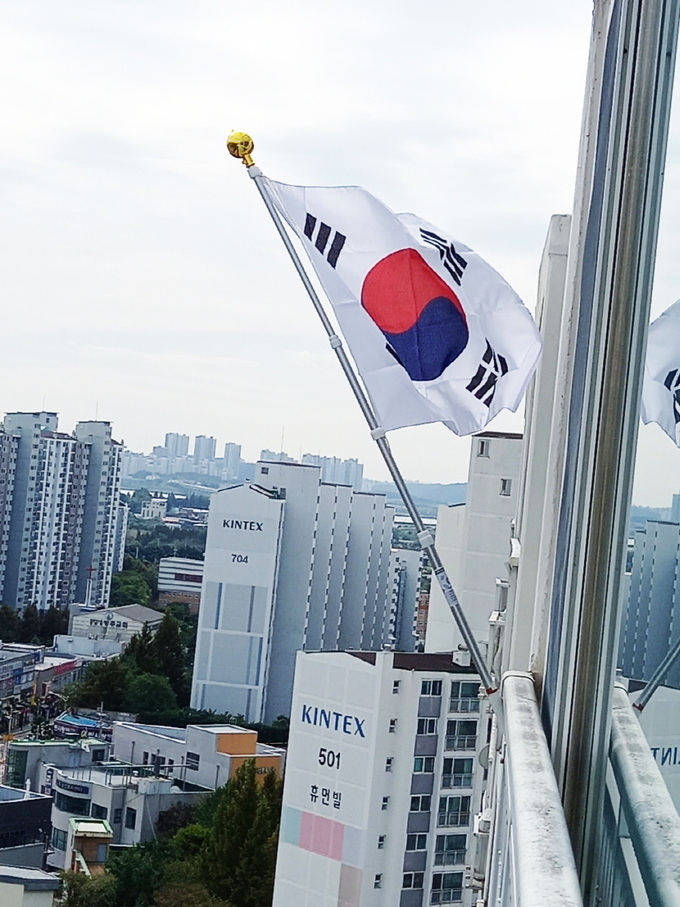고양시 내 아파트에 태극기가 걸린 모습. (사진=고양시 제공)