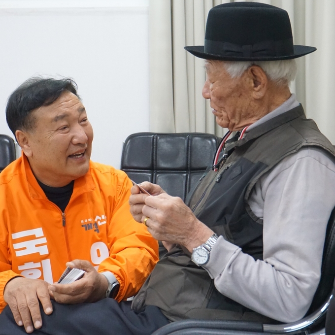 안만규(왼쪽) 개혁신당 경기남양주을 국회의원 예비후보가 지역 어르신과 이야기를 나누고 있다. (사진=안만규 예비후보 측 제공)