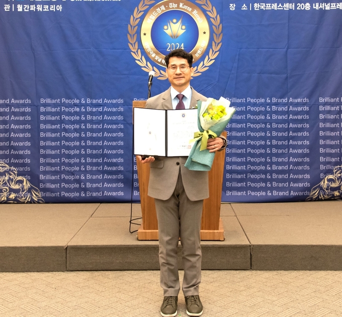 안양대 여관현 교수가 '2024 대한민국을 빛낼 혁신 인물 브랜드대상' 시상식에서 '공공행정 교육부문 대상'을 수상하고 있다. (사진=안양대 제공)