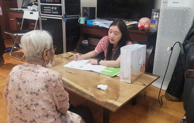 과천시보건소 관계자가 ‘찾아가는 경로당 치매 조기 검진’을 진행하고 있다. (사진=과천시 제공)