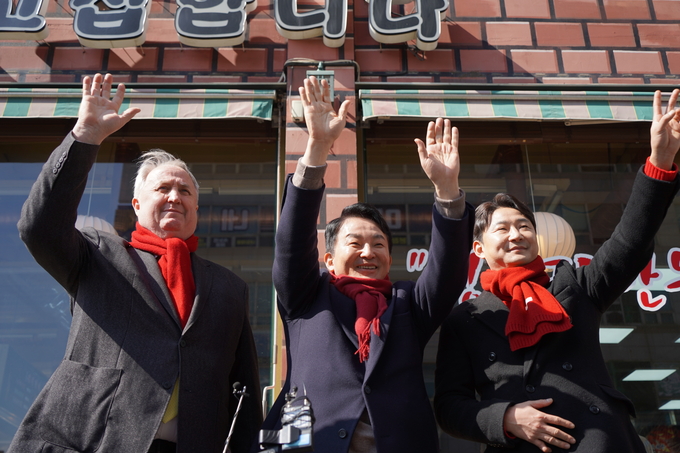 인요한 전 국민의힘 혁신위원장이 인천 계양구의 한 식당 앞에서 26일 원희룡 계양구을 예비후보, 이천수 원 예비후보 후원회장과 시민들을 향해 인사하고 있다. ( 사진 = 김주헌 기자 )