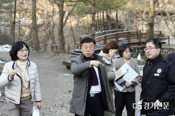 신상진 시장이 맨발 황톳길 추가 조성대상지를 살펴보고 있다. (사진=성남시 제공)