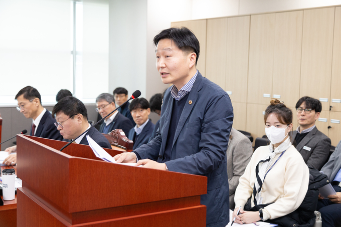 26일 경기도의회에서 김태희(민주·안산2) 도의원이 ‘경기도 중소벤처기업 투자 활성화 지원 조례안’ 제안설명을 하고 있다. (사진=경기도의회 제공)