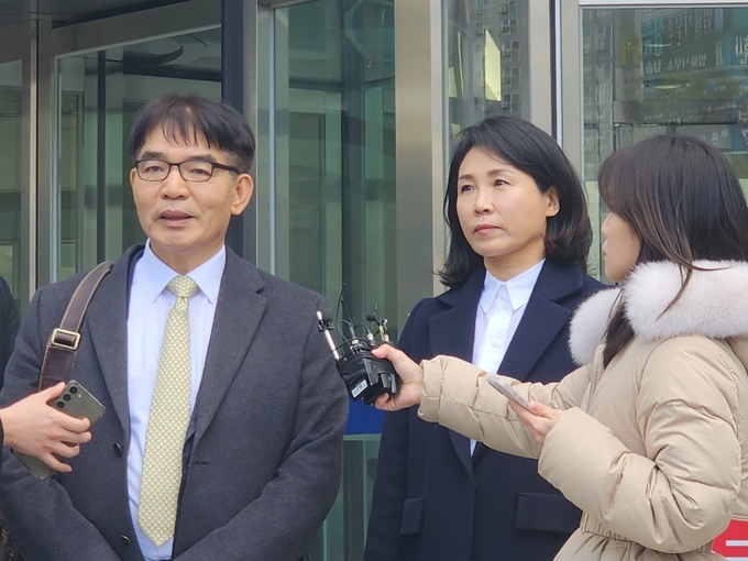  25일 공직선거법위반 혐의로 기소된 이재명 더불어민주당 대표의 배우자 김혜경 씨 측이 마친 후 발언하는 모습. (사진=박진석 기자)