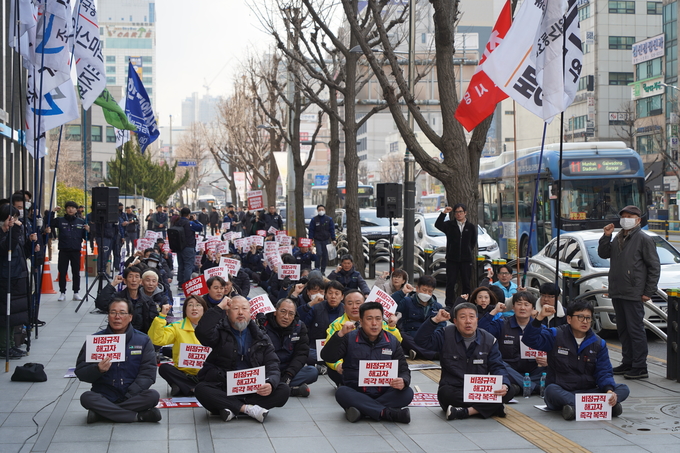 민주노총 인천본부 노조원들이 26일 인천 부평구 현대해상 부평 사옥 앞에서 한국지엠의 소송 포기를 전제로 한 발탁채용을 비판하는 집회를 하고 있다. ( 사진 = 김주헌 기자 )