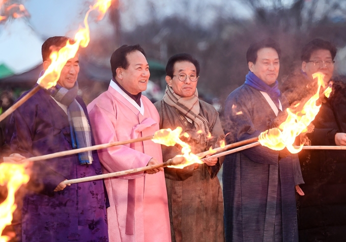이권재 오산시장을 비롯해 안민석 국회의원 성길용 시의회 의장 문화원장 등 관계자들이 달집태우기 행사를 진행하고 있다.(사진=오산시 제공)