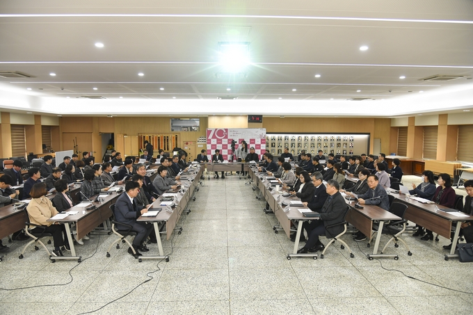 김포시 확대 간부회의에서 김병수 시장이 겨울철 해빙기 안전사고 대비에 만전을 기하라고 당부하고 있다. 김포시청제공