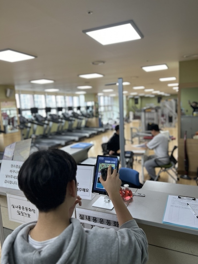 광주청소년수련관 한 이용자가 스마트 관리 QR코드 출석체크를 하고 있다. (사진=광주시 제공)