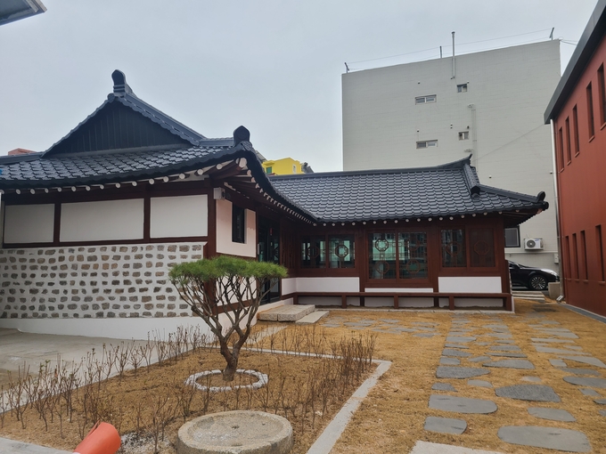동광직물 한옥 카페 ( 사진 = 강화군 제공 )