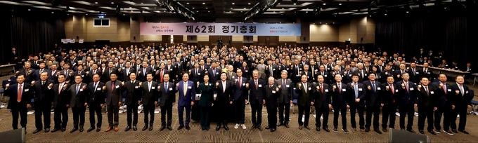 27일 중소기업중앙회 KBIZ홀에서 열린 제62회 정기총회에서 450여명의 참석자들이 기념촬영을 하고 있다. (사진=중소기업중앙회 제공)