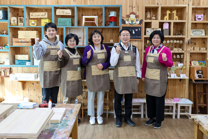 시흥시의회 도시환경위원회가 지난 26일 옥구공원에 위치한 산림복지센터와 옥구목공체험장을 방문해 현장 점검을 실시했다. (사진=시흥시의회 제공)