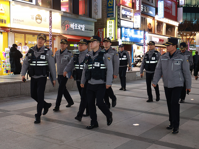  지난 26일 홍기현 경기남부경찰청장이 기동순찰대와 ‘서현역 흉기 난동’ 현장에서 치안 활동을 펼친 모습. (사진=경기남부경찰청 제공)