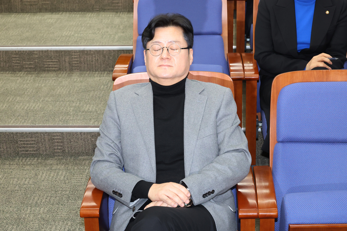 홍익표 더불어민주당 원내대표가 27일 국회에서 열린 의원총회에 참석해 잠시 눈을 감고 있다. (사진=연합뉴스)
