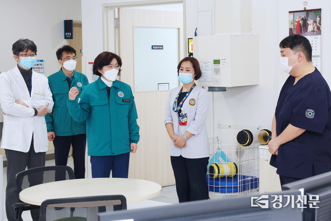 관내 응급실 의료진을 찾은 김보라 시장이 의사들의 노고를 치하고 있다. (사진= 안성시 제공)