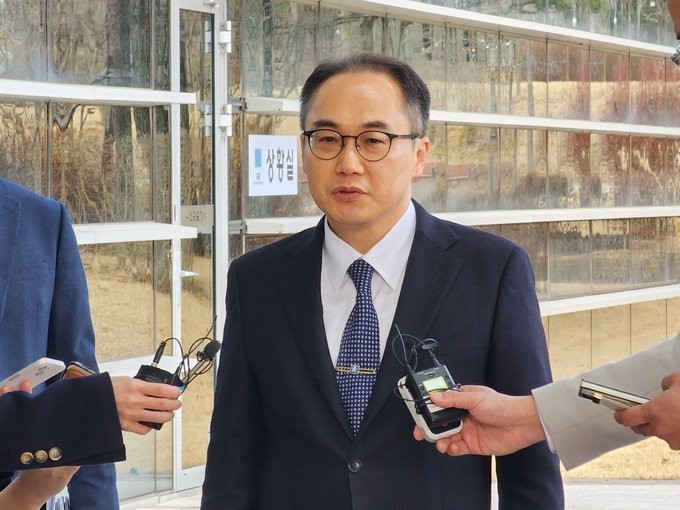  27일 이원석 검찰총장이 수원지검을 방문하고 취재진의 질문에 답하는 모습. (사진=박진석 기자)