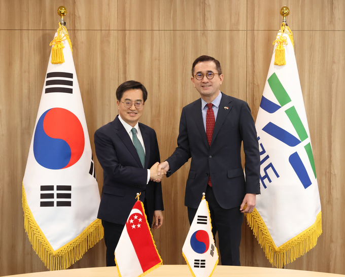 27일 경기도청 집무실에서 김동연 경기도지사와 에릭 테오(Eric Teo) 주한 싱가포르 대사가 면담 후 기념촬영을 하고 있다. (사진=경기도 제공)
