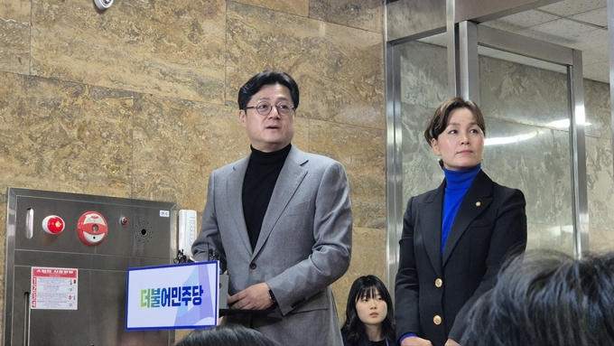 홍익표 더불어민주당 원내대표(왼쪽)가 27일 국회에서 의원총회를 마치고 기자들의 질문에 답변하고 있다. (사진=김한별 기자)