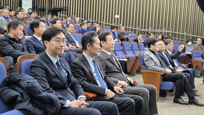 더불어민주당 의원들이 27일 국회에서 열린 의원총회에 참석해 있다. (사진=김한별 기자)