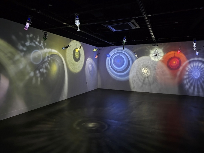 최종운, Beyond the space’, found glass objects, flashlights., RPLiDAR sensor, arduino, computer, acrylic, shrinkable tube, stainless steel wire, sound mixer, speakers, 2021. (사진=고륜형 기자)