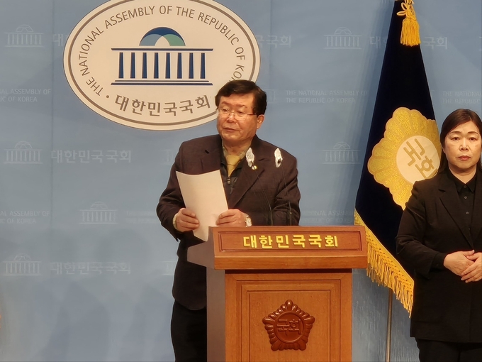 설훈(민주·부천을) 국회의원이 28일 국회 소통관에서 기자회견을 열고 탈당하겠다고 밝혔다. (사진=김한별 기자)