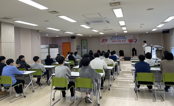 재)화성시여성가족청소년재단은 청소년들의 응급상황 대응능력을 높이기 위해 심폐소생술(CPR) 등 응급처치법 교육을 실시했다. (사진=화성시여성가족재단 제공)