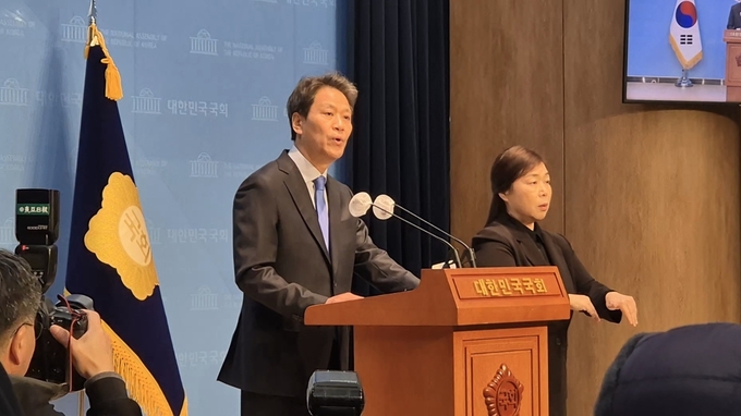 임종석 전 청와대 비서실장이 28일 국회 소통관에서 기자회견을 열고 더불어민주당 지도부를 향해 중·성동구 갑에 대한 전략공천 재고를 요청했다. (사진=김한별 기자)