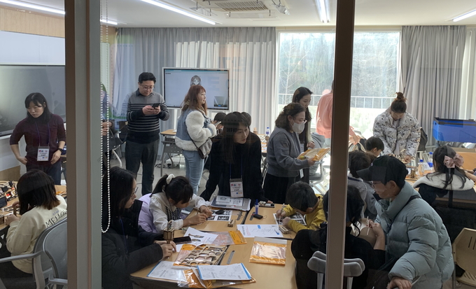 지난해 진행된 디지털새싹 캠프 사업 프로그램에 학생들이 참여하고 있는 모습. (사진=한신대학교 제공)