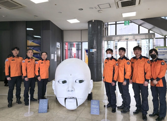 오산소방서가 외상 후 스트레스 장애 및 다양한 심리적 어려움을 겪는 소방공무원의 마음건강 관리를 위해 오산시립미술관과 협업하여 미술관 관람 프로그램을 추진하고 있다. (사진=오산소방서 제공)
