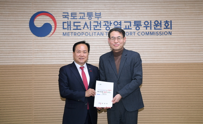 (왼쪽부터) 이권재 오산시장과 강희업 대광위원장이 면담을 가졌다. (사진=오산시 제공)
