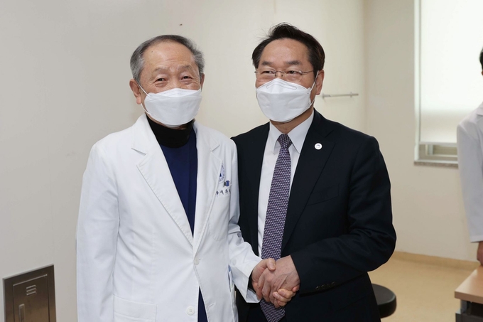 유정복 인천광역시장이 28일 옹진군 백령병원을 방문해 이두익 백령병원장을 격려하고 있다. ( 사진 = 인천시 제공 )