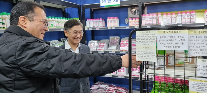 현장점검을 진행 중인 박옥래 본부장. (사진=경기농협 제공)