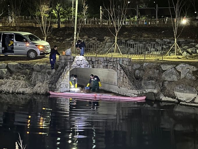 하남시 관계자가 망월천에 유출된 등유를 제거하기 위한 방제작업을 하고 있다. (사진=하남시 제공) 