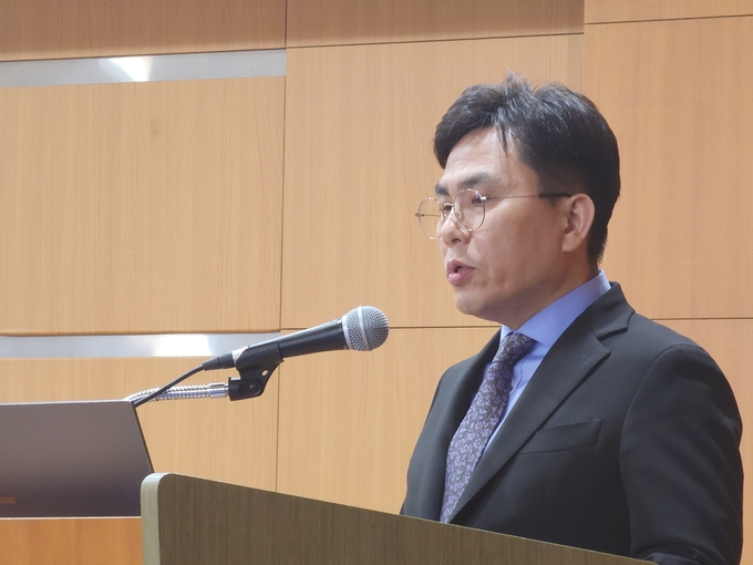  황룡 동남보건대 부총장이 ‘2023년도 동남보건대학교 성과확산포럼’에서 환영사를 읽고 있다. (사진=박진석 기자)