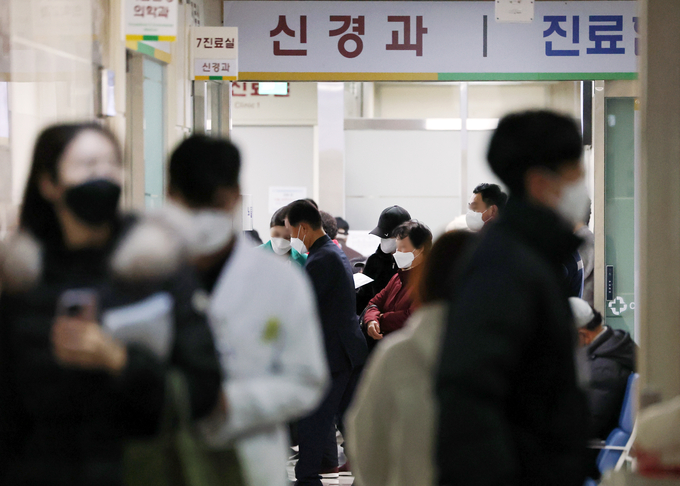 정부의 의대 정원 증원 방침에 반발한 전공의 집단행동이 장기화하는 28일 오전 광주 동구 전남대학교병원에서 환자와 보호자들이 이동하고 있다. (사진=연합뉴스)