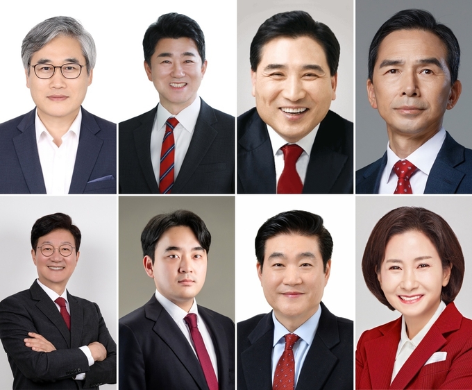 첫줄 왼쪽 순으로 김진용 전 인천경제청장, 고주룡 전 시 대변인, 김세현 전 시 대외경제특보, 조용균 전 시 정무수석, 손범규 전 시 홍보특별보좌관, 정승환 인천시장 청년특별보좌관, 박세훈 전 시 홍보특보, 이행숙 전 시 문화복지정무부시장.