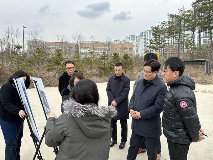 신동근(민주·서구을) 의원 등은 인천 서구 검단신도시 체육공원(1호) 부지에서 LH 관계자에게 체육공원 및 수변공원 등 설명을 듣고 있다. ( 사진 = 김주헌 기자 )
