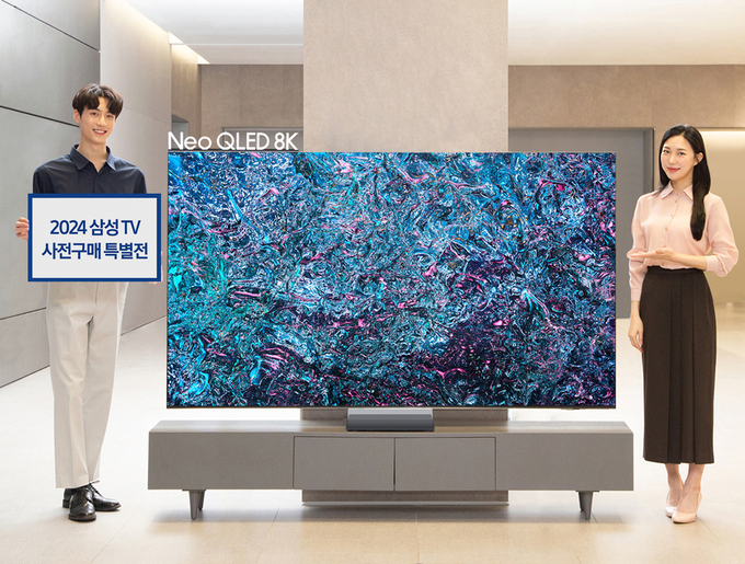 삼성전자 모델이 삼성스토어 대치점에서 2024형 Neo QLED 8K 85형 제품을 소개하고 있다. (사진=삼성전자 제공)