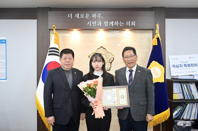 이상아 주무관(가운데)가 이달의 칭찬공무원으로 선정됐다. (사진=파주시의회 제공)
