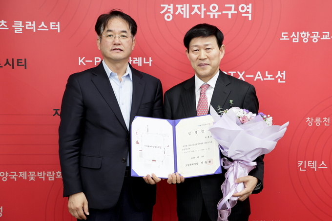 이동환 고양특례시장과(왼쪽) (재) 정흥교 신임 대표이사. (사진=고양국제꽃박람회 제공)