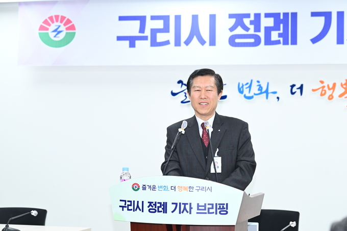 구리시 지영호 복지문화국장이 29일 시청 본관 3층 종합상황실에서 2024년 2월 5주차 정례 기자브리핑을 하고 있다. (사진=구리시 제공)