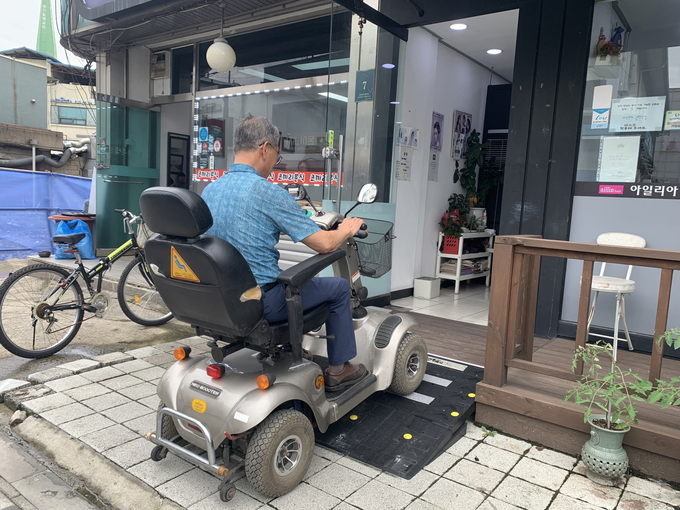 용인특례시가 지역 내 소규모 생활 밀착시설의 출입문 문턱을 제거하고 경사로를 설치하는 사업을 지원한다. (사진=용인시 제공)