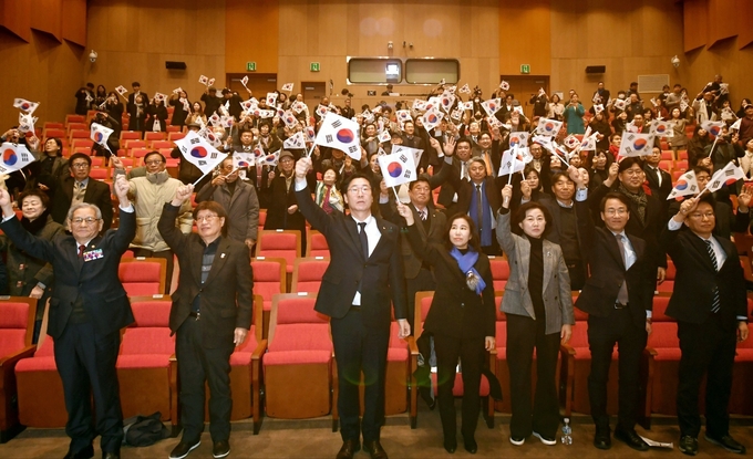 1일 모두누림아트센터에서 정명근 화성시장, 윤대성 광복회 화성시지회장, 김경희 의장, 이원욱, 권칠승 송옥주 국회위원, 화성시광복회, 시민 등이 제105주면 3.1절 기념식에 참석해 만세삼창을 하고 있다. (사진=화성시 제공)