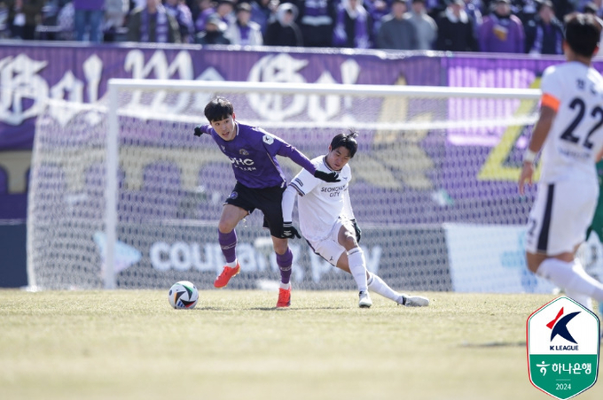 1일 안양종합운동장에서 열린 하나은행 K리그2 2024 1라운드 FC안양과 성남FC의 경기에서 안양 이태희(왼쪽)가 상대 선수와 볼 경합을 하고 있다. (사진=한국프로축구연맹 제공)