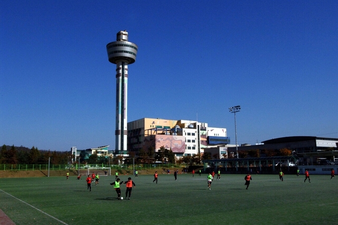 구리시 토평동 자원회수시설 내 구리시민스포츠센터 축구장에서 동호인들이 경기를 하고 있다. (사진=구리시 제공)