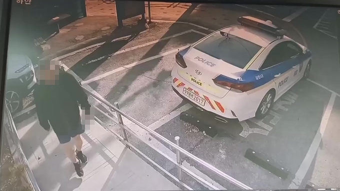  지난 2일 50대 남성이 마약에 취한 상태로 지구대에 침입하려 한 모습. (사진=경기남부경찰청 제공)