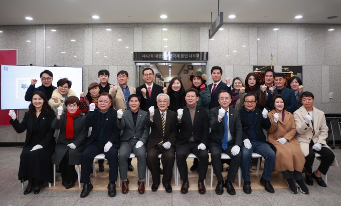 ‘제42회 대한민국연극제 용인사무국’ 현판 제막식에 참여한 이상일 용인시장과 배우 이순재 등 내빈들이 기념촬영을 하고 있다. (사진=용인시 제공)