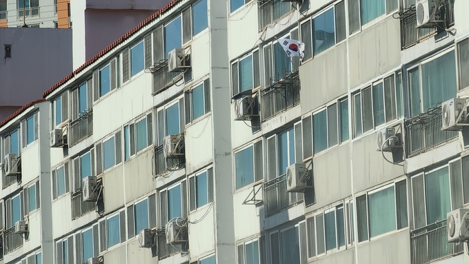  지난 1일 수원시의 한 아파트 단지, 국경일인 삼일절임에도 태극기계 게양된 곳은 1곳에 불과한 모습. (사진=박진석 기자)